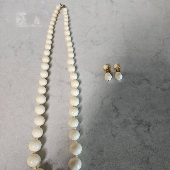 CREAM GRADUATED BEAD 31" L NECKLACE WITH MATCHING CROWN TRIFARI CLIP-ON EARRINGS - Picture 3 of 10